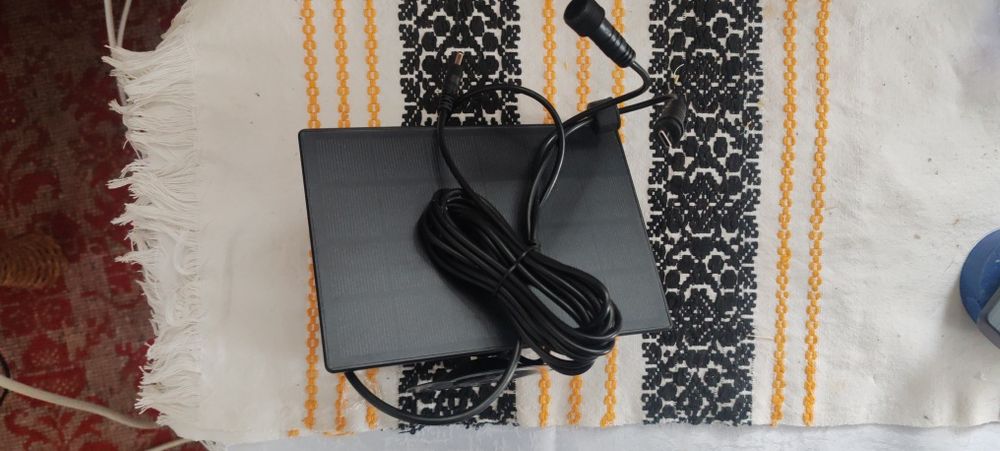 Vand mini panou solar cu intrare usb-c, are slot pentru acumulatori