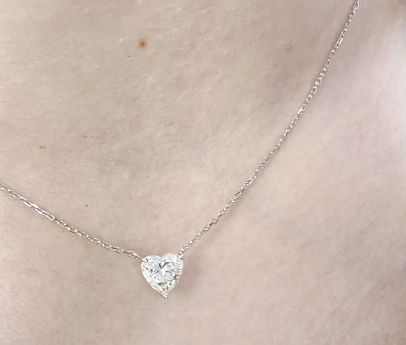 Изящное колье с бриллиантом в форме сердца