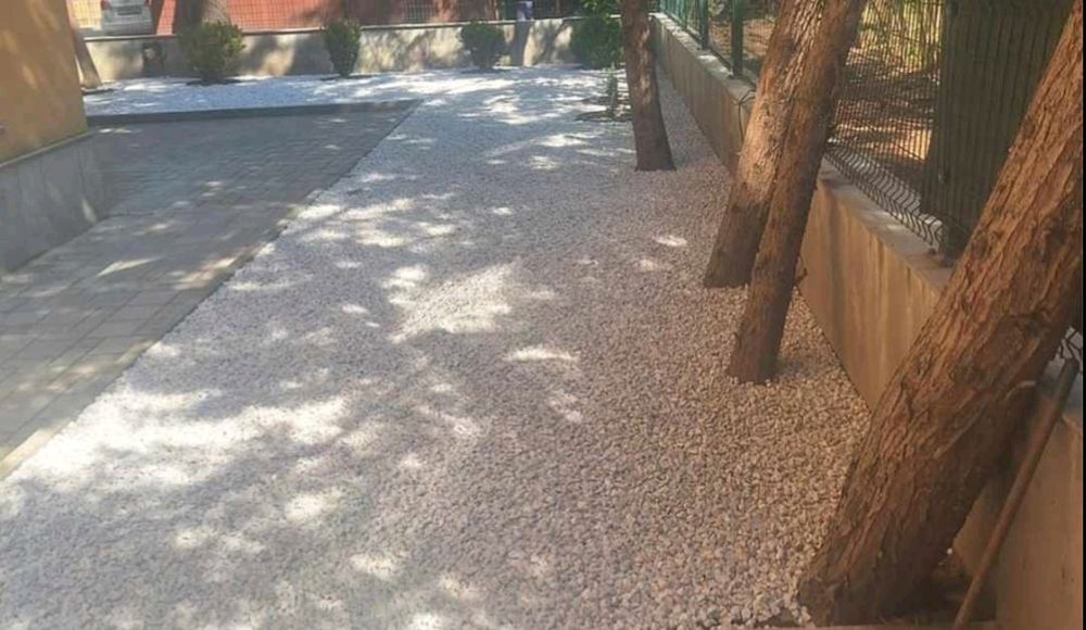 Снежно бял трошен камък за украса и декорации на градинки