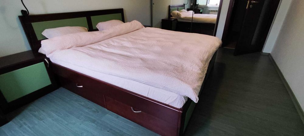 Стилна спалня с чекмеджета за съхранение + нощни шкафчета