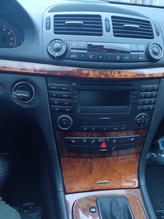 Автомобил Mercedes E320