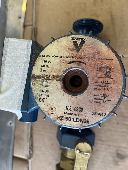 Водна помпа за печка на пелети