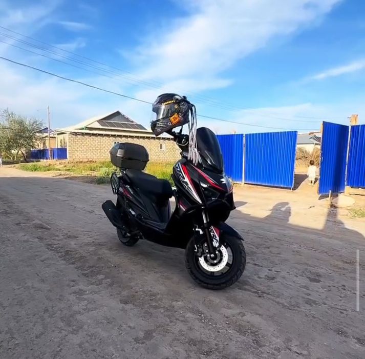Moped Q max ( skutr )