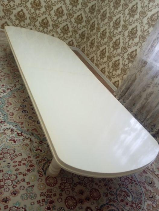 Стол сатылады қонақ бөлмеге.
