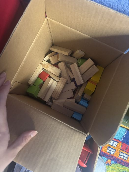 Игрушки кубики и микроскоп