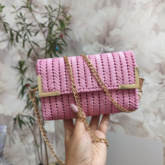 Выполнена ручной работой сумка