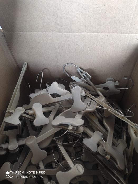 Вешалки разные пластиковые деревянные