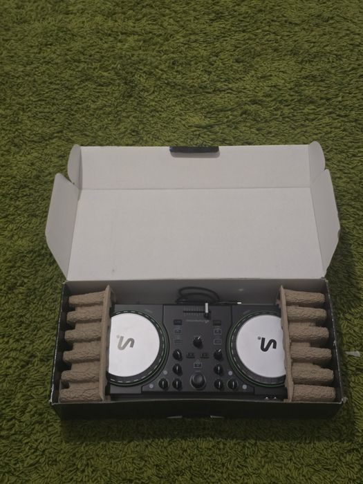 DJ-контроллеp The Next Beat by Tiësto.