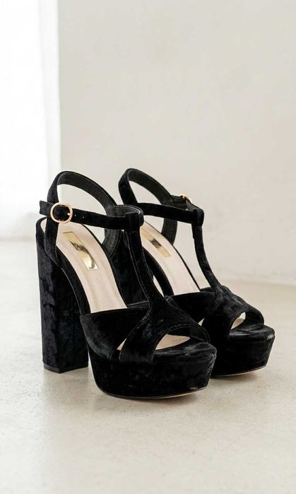 Елегантни черни кадифени сандали на платформа - Обувани само веднъж!