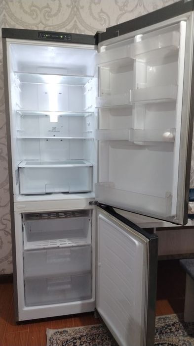 Холодильник LG в хорошем состояние