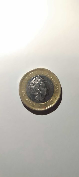 Редкая монета 1 фунт 2017 года с браком чеканки