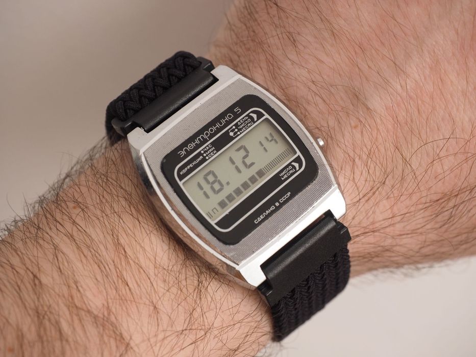 Ceas sovietic Elektronika 5 din anii ’80, cu curea nouă, funcționează