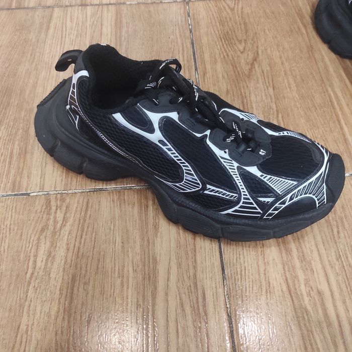 Продам кроссовки