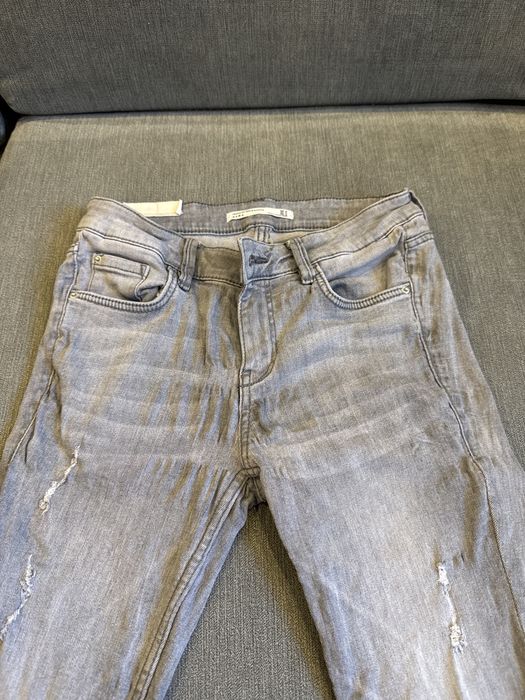 Pantaloni noi din Zara