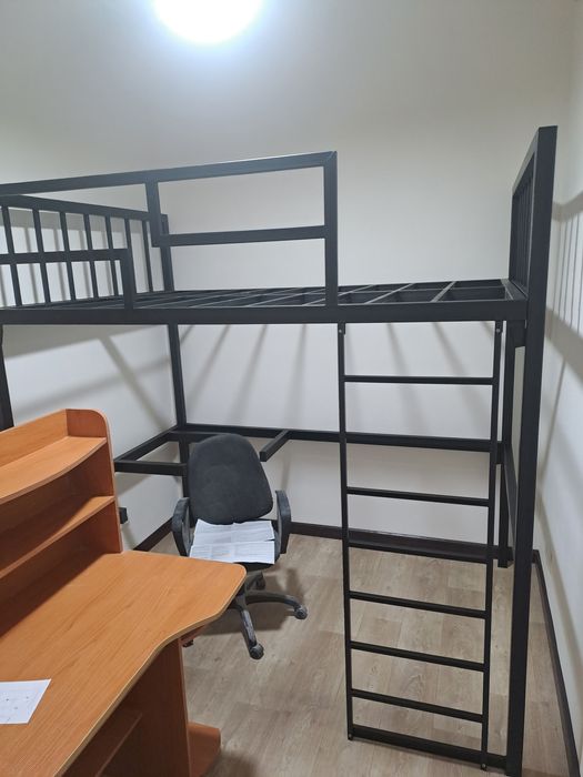 Двухэтажный металлические кровать.