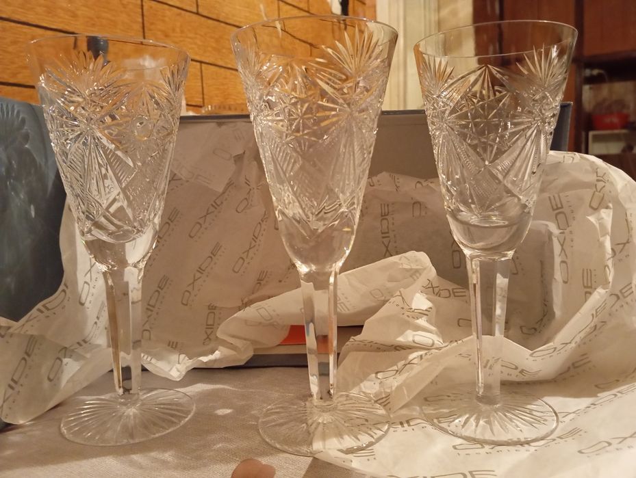 Хрустальные бокалы на ножке