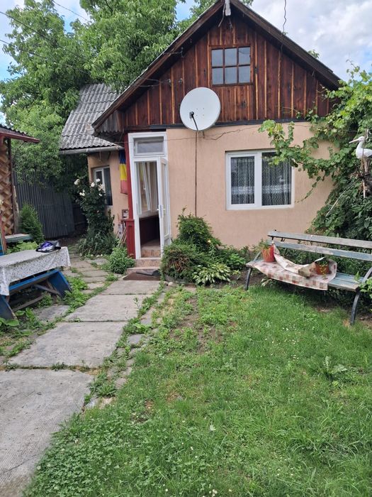 Casă și teren de vânzare vis-a-vis Sala de nunți
