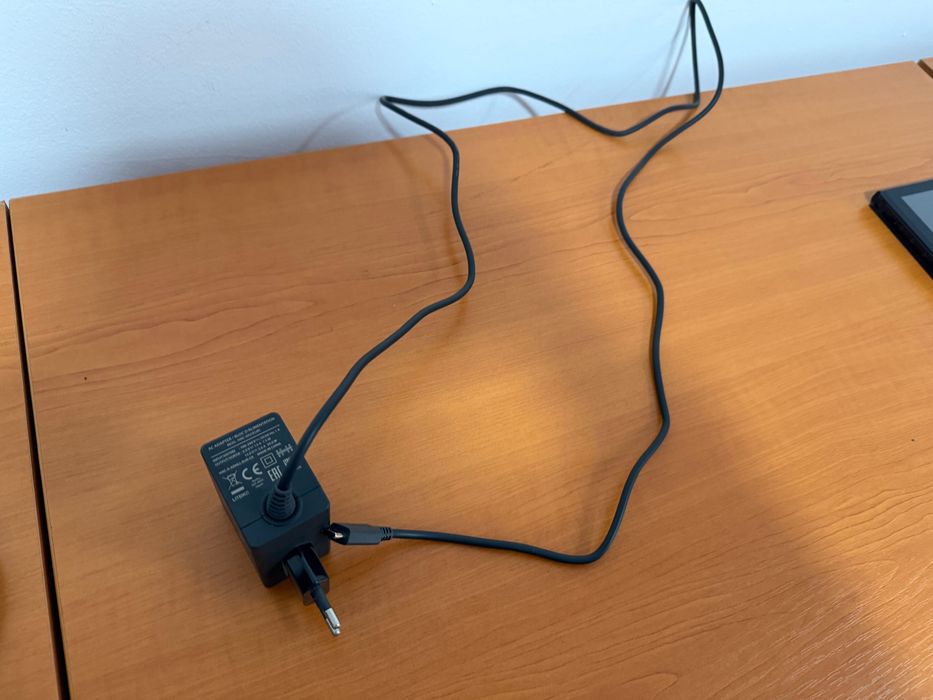 Nintendo switch red and blue si doua jocuri Mario si need for speed