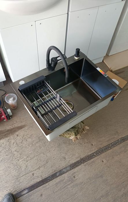 Стильная мойка со смесителем