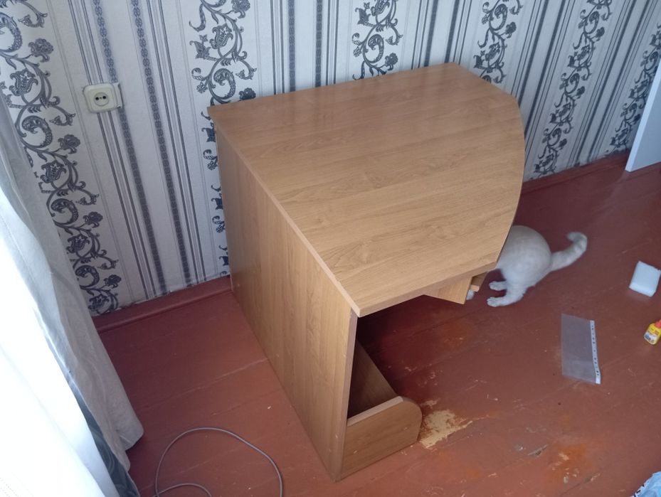 Отдам компьютерный стол.