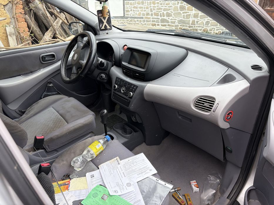 Nissan Almera Tino