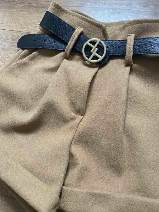 Къс вълнен панталон