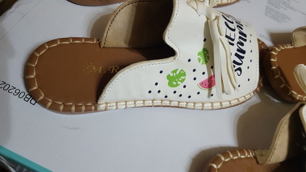 Продаются Шлепанцы белые