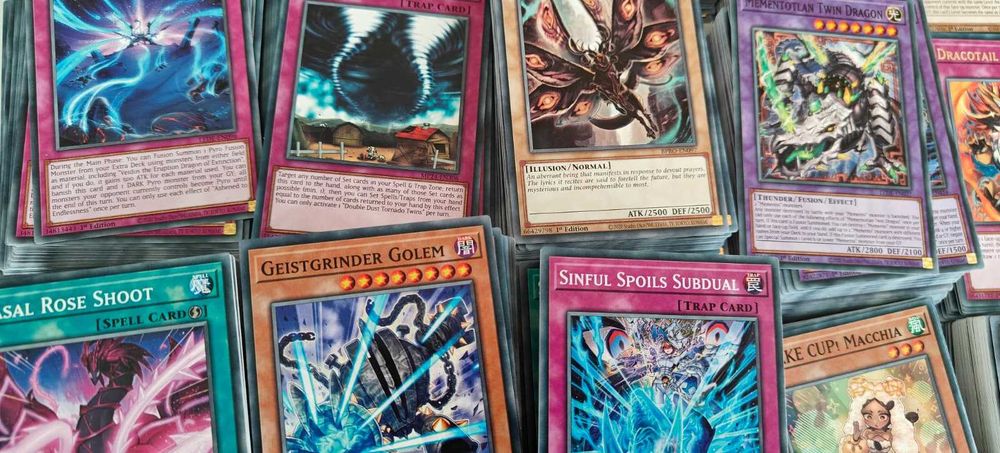 Vand 600 carti Yu-Gi-Oh originale 2021-2026 in Tins(cutii metalice)