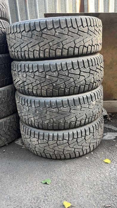 Продам зимние шипованный шины