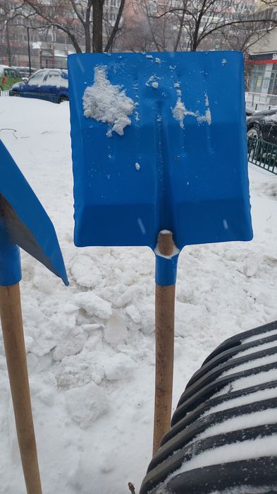 Lopata zapada plastic sau metal , cu bat lemn