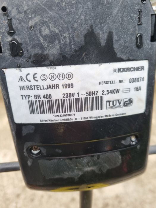 Aparat de curatat pardoseli,gresie,pavele Karcher BR 400