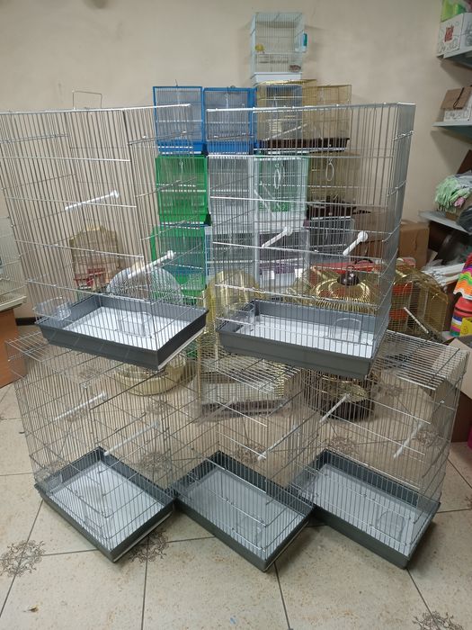 Большой выбор клеток для птиц