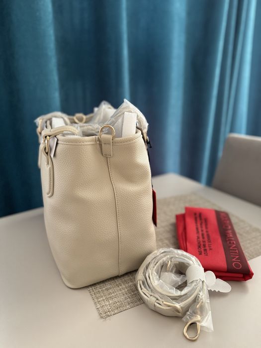 Geanta Valentino noua perfecta pentru a o purta cu rochie de vara