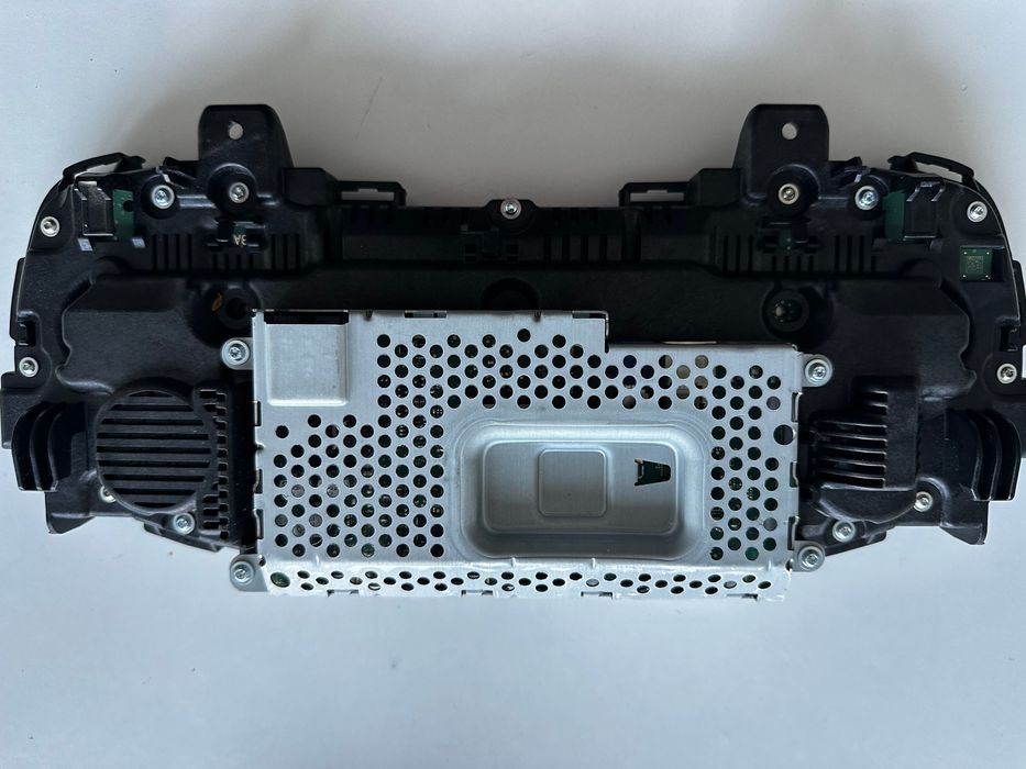 Полу-дигитален километраж BMW