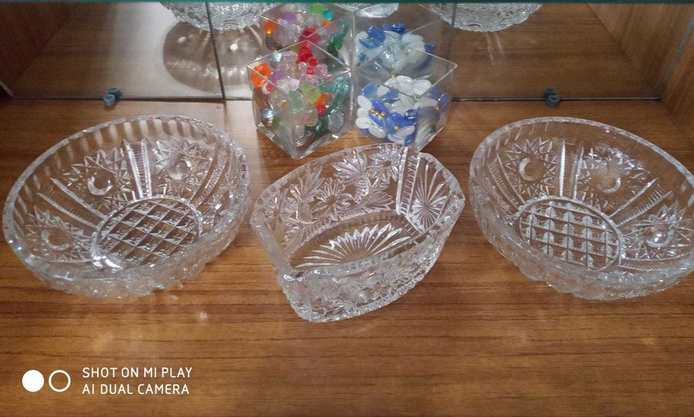 Посуда - чайная , столовая , хрустальная .