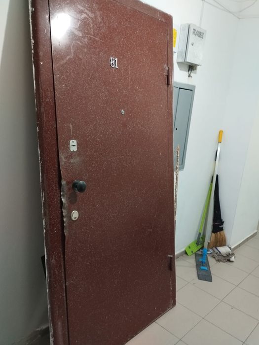 Дверь бу входная,15тысяч