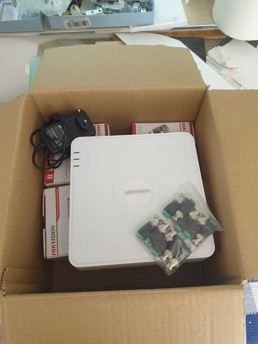 Sistem de supraveghere Hikvision DS-7104HGHI / 4 camere dome NOI!