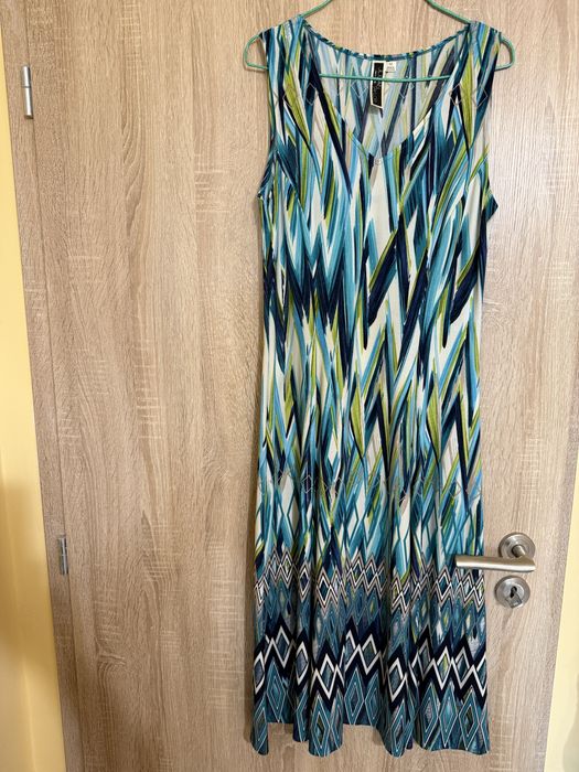 Лятна рокля с дължина под коляното