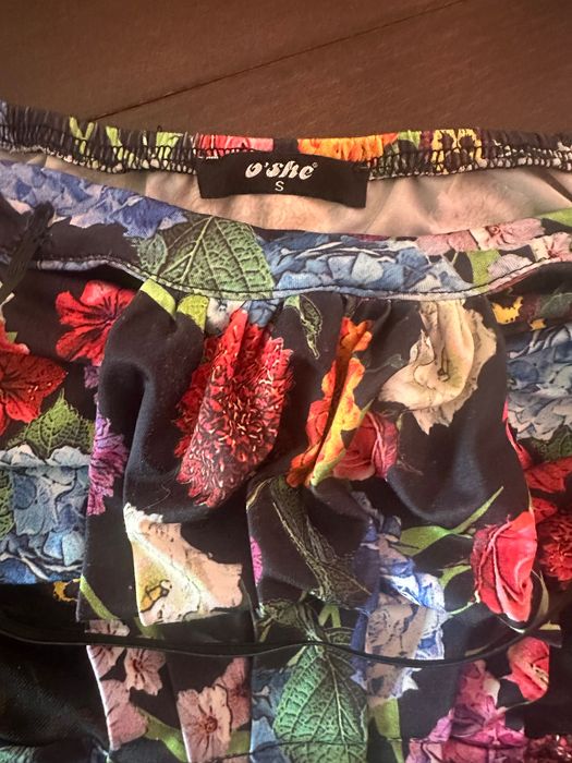 Дамска черна рокля на цветя