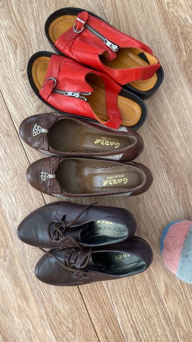 Отдам женскую обувь кожанная .