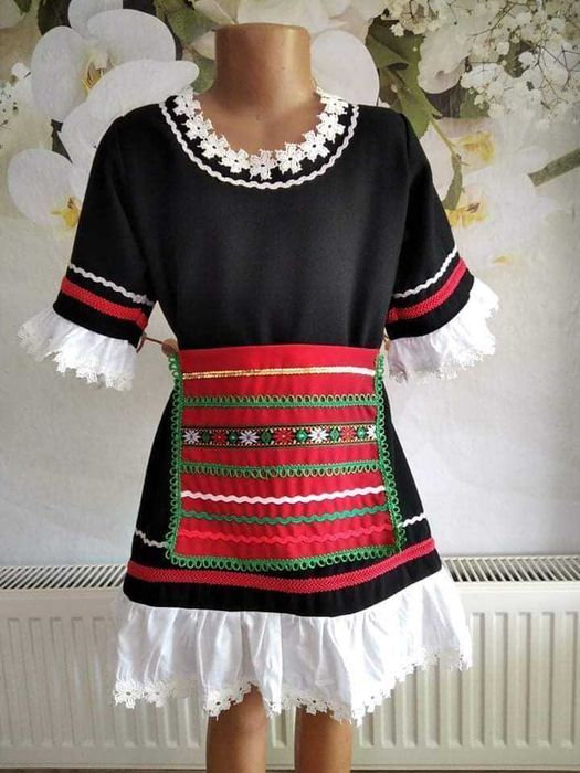 Народна носия със ширити за момичета