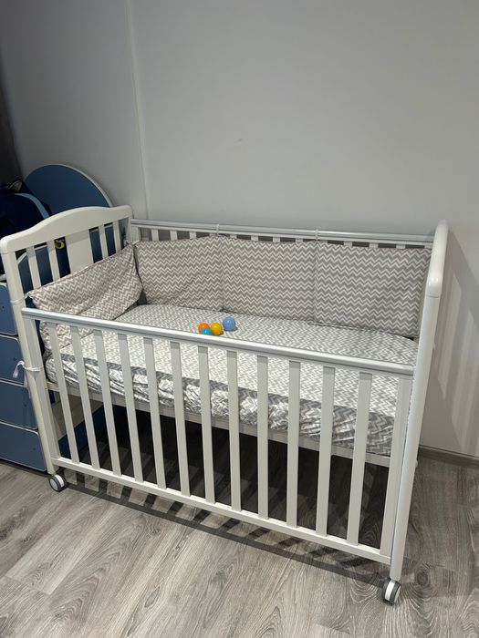 Бебешко дървено легло