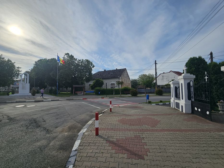 PROPRIETAR – De vânzare Casă și Teren 1.342 mp Iernut – Ultra-Central | Certificat Urbanism (POT 40%, P+2)
