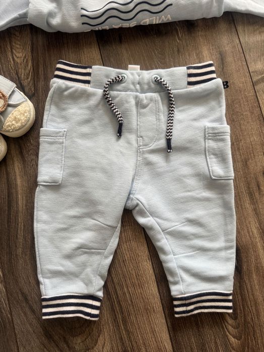 Сет от суитшърт, спортно долнище Окаиди и буйки Майорал. Размер 6 м.