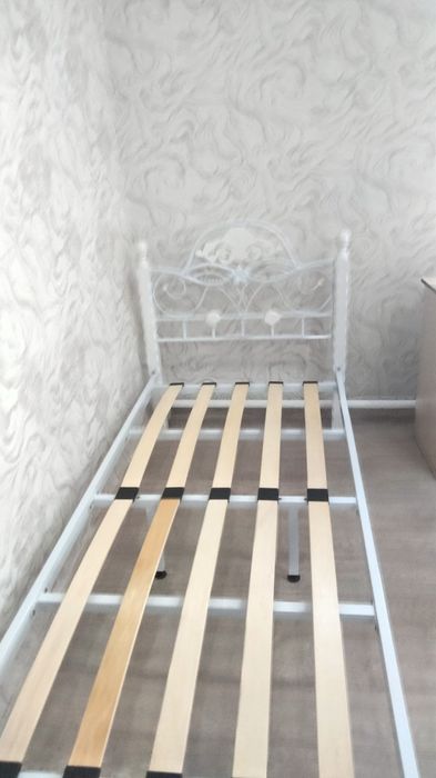 Кровати железные.