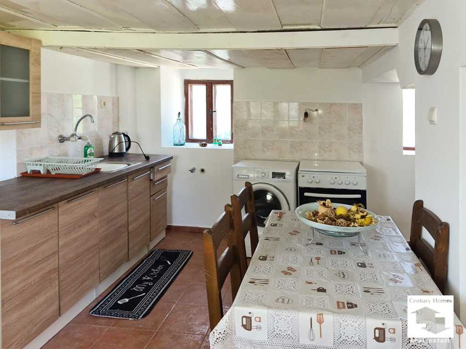 116218 Двуетажна къща с равен двор и стопански постройки в с. Ресен