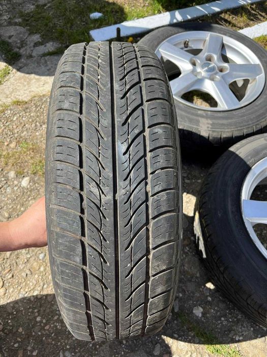 Vând roți ( jante R15 + cauciucuri, 5 prezoane )