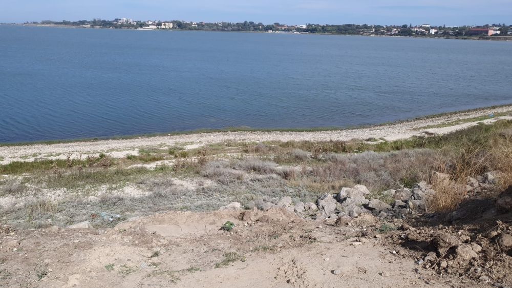 Teren pe malul Lacului Techirghiol  ( Marea Neagra  )