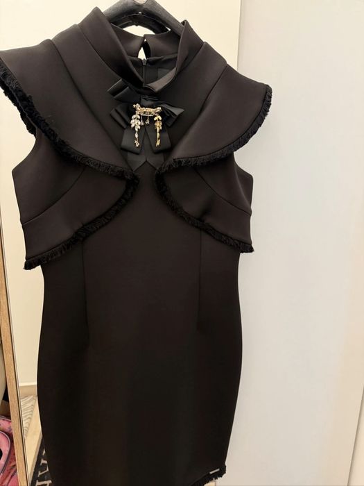 Rochie midi elegantă neagră Helen cu volane și accesoriu tip bijuterii