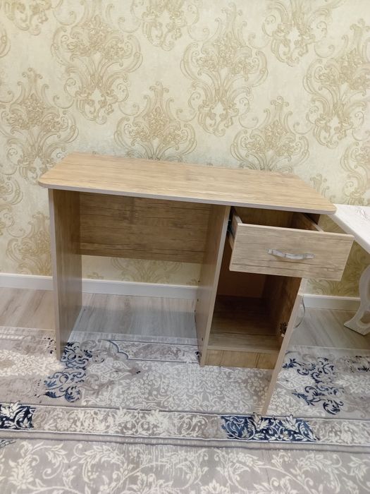 Письменный стол в светло коричневом цвете